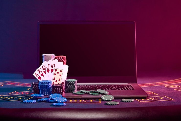 Pengguna memeriksa privasi lewat ponsel